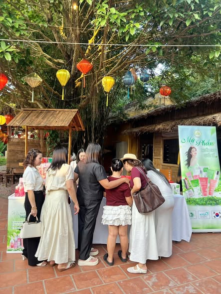 GIAN HÀNG NATURE BOOK THU HÚT NHIỀU KHÁCH HÀNG GHÉ THĂM TẠI SHOW TINH HOA BẮC BỘ.