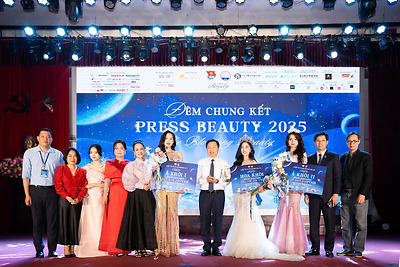 Chủ tịch Hòa Bình Group – MBA.Nguyễn Thị Thu Huyền cùng Ban Lãnh đạo Công ty đồng hành trao giải tại đêm Chung kết Press Beauty 2025 – Tài sắc nữ sinh Báo chí