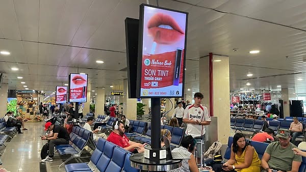 TẾT ĐOÀN VIÊN – ĐỪNG QUÊN POSE DÁNG VỚI LED QUẢNG CÁO CỦA HÒA BÌNH