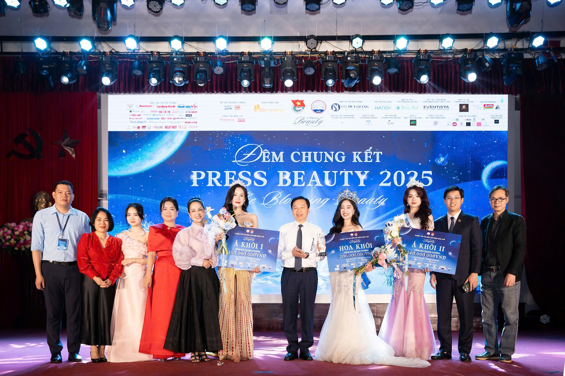 Chủ tịch Hòa Bình Group – MBA.Nguyễn Thị Thu Huyền cùng Ban Lãnh đạo Công ty đồng hành trao giải tại đêm Chung kết Press Beauty 2025 – Tài sắc nữ sinh Báo chí